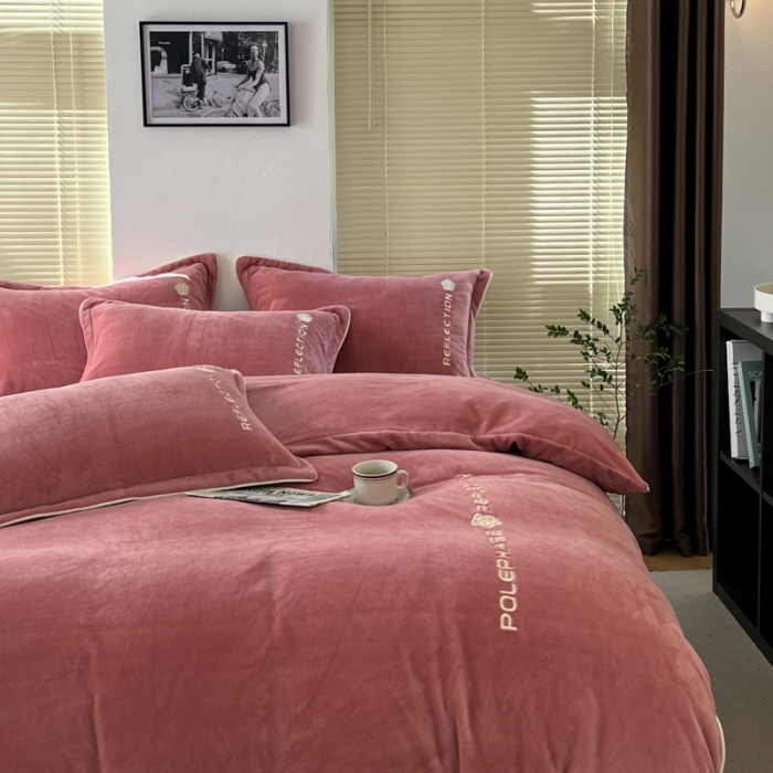 91家纺网 家纺一手货源 找家纺 安妮 2022新款高克重牛奶绒刺绣嵌绳四件套-罗缦 豆沙红