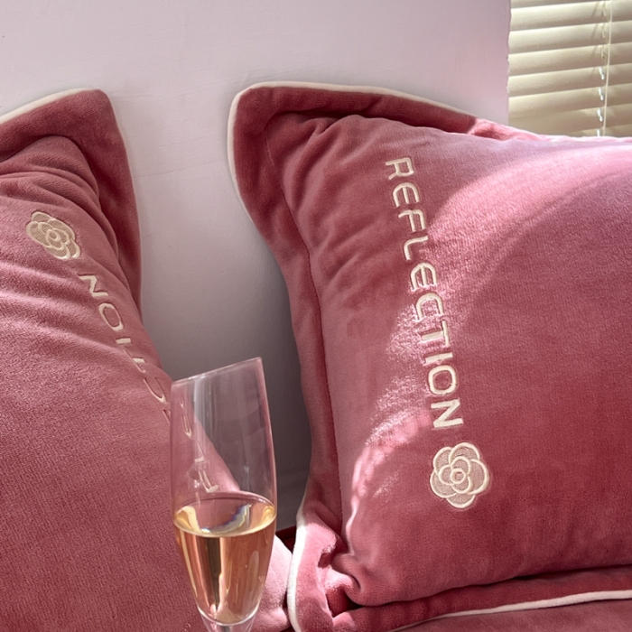 91家纺网 家纺一手货源 找家纺 安妮 2022新款高克重牛奶绒刺绣嵌绳四件套-罗缦 豆沙红