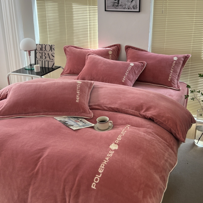 91家纺网 家纺一手货源 找家纺 安妮 2022新款高克重牛奶绒刺绣嵌绳四件套-罗缦 豆沙红