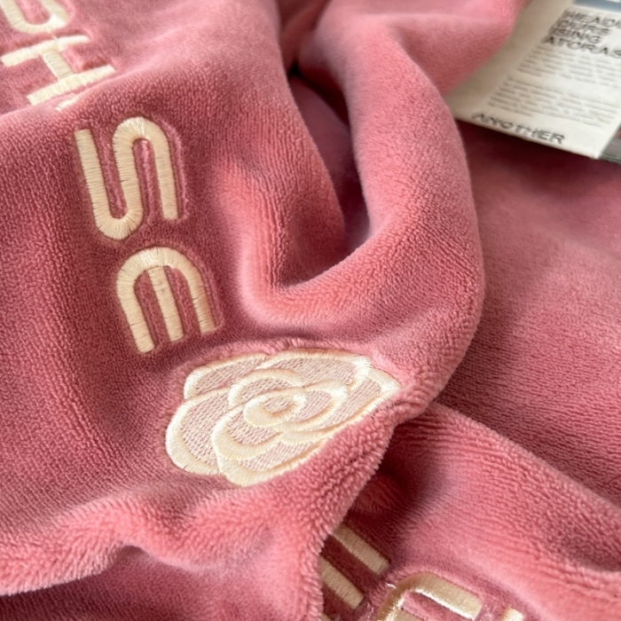 91家纺网 家纺一手货源 找家纺 安妮 2022新款高克重牛奶绒刺绣嵌绳四件套-罗缦 豆沙红