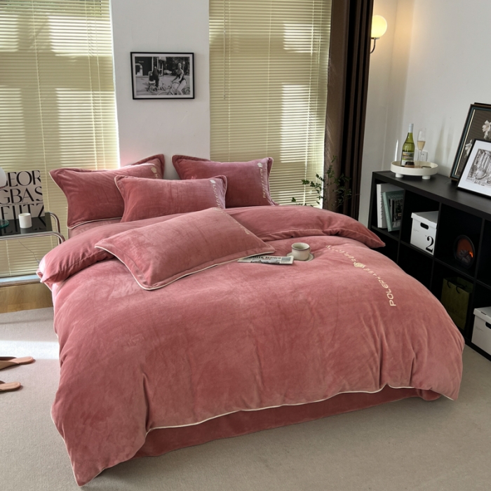 91家纺网 家纺一手货源 找家纺 安妮 2022新款高克重牛奶绒刺绣嵌绳四件套-罗缦 豆沙红