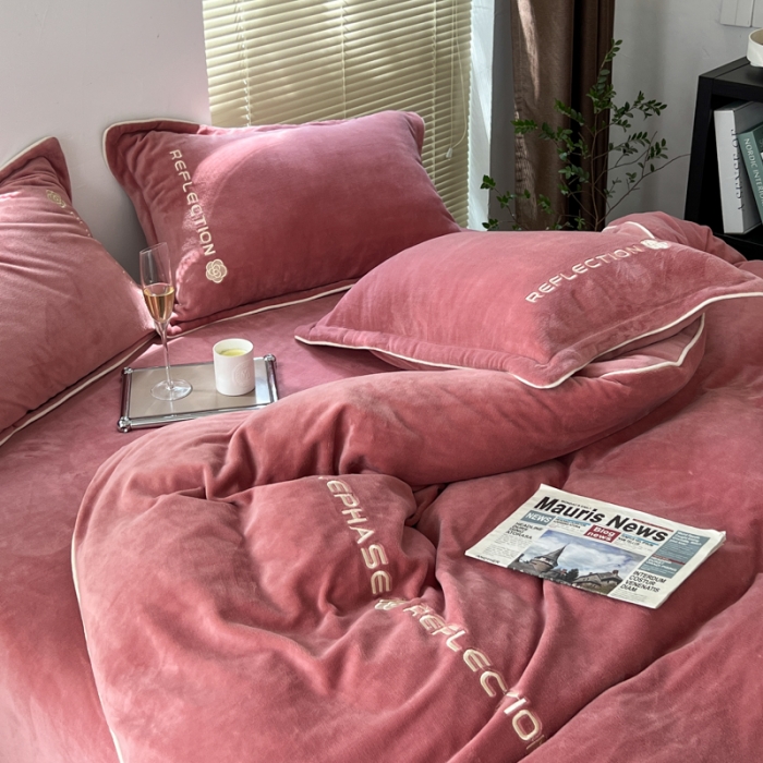 91家纺网 家纺一手货源 找家纺 安妮 2022新款高克重牛奶绒刺绣嵌绳四件套-罗缦 豆沙红