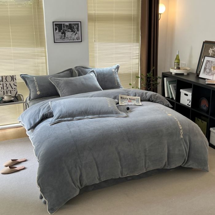 91家纺网 家纺一手货源 找家纺 安妮 2022新款高克重牛奶绒刺绣嵌绳四件套-罗缦 高级灰