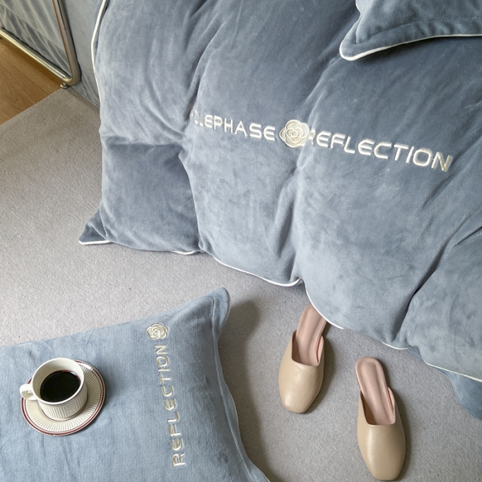 91家纺网 家纺一手货源 找家纺 安妮 2022新款高克重牛奶绒刺绣嵌绳四件套-罗缦 高级灰