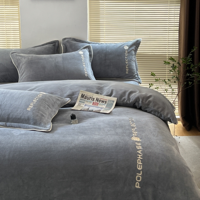 91家纺网 家纺一手货源 找家纺 安妮 2022新款高克重牛奶绒刺绣嵌绳四件套-罗缦 高级灰