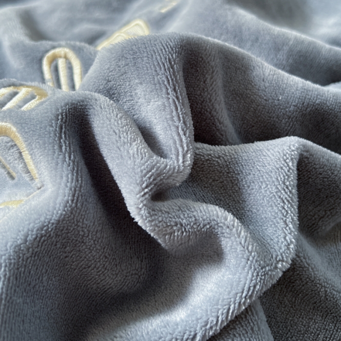 91家纺网 家纺一手货源 找家纺 安妮 2022新款高克重牛奶绒刺绣嵌绳四件套-罗缦 高级灰