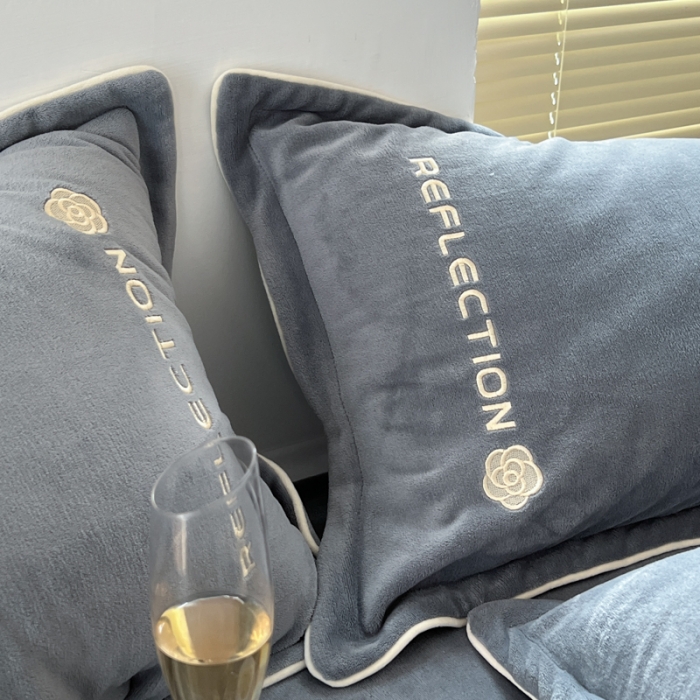 91家纺网 家纺一手货源 找家纺 安妮 2022新款高克重牛奶绒刺绣嵌绳四件套-罗缦 高级灰