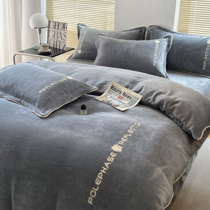 91家纺网 家纺一手货源 找家纺 安妮 2022新款高克重牛奶绒刺绣嵌绳四件套-罗缦 高级灰