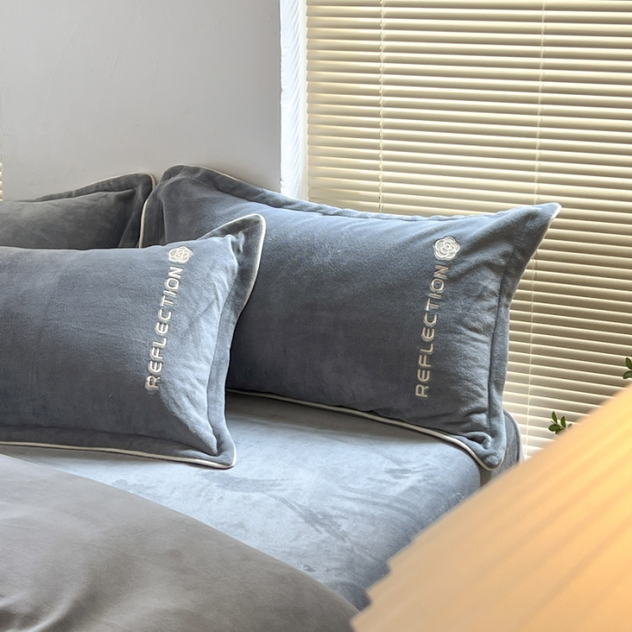 91家纺网 家纺一手货源 找家纺 安妮 2022新款高克重牛奶绒刺绣嵌绳四件套-罗缦 高级灰