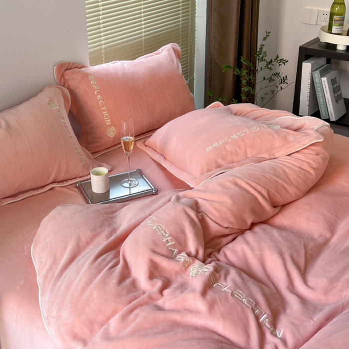 91家纺网 家纺一手货源 找家纺 安妮 2022新款高克重牛奶绒刺绣嵌绳四件套-罗缦 蜜桃粉