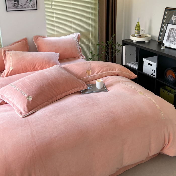 91家纺网 家纺一手货源 找家纺 安妮 2022新款高克重牛奶绒刺绣嵌绳四件套-罗缦 蜜桃粉