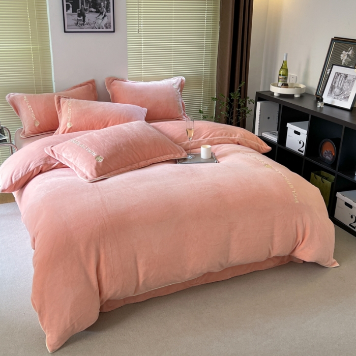 91家纺网 家纺一手货源 找家纺 安妮 2022新款高克重牛奶绒刺绣嵌绳四件套-罗缦 蜜桃粉