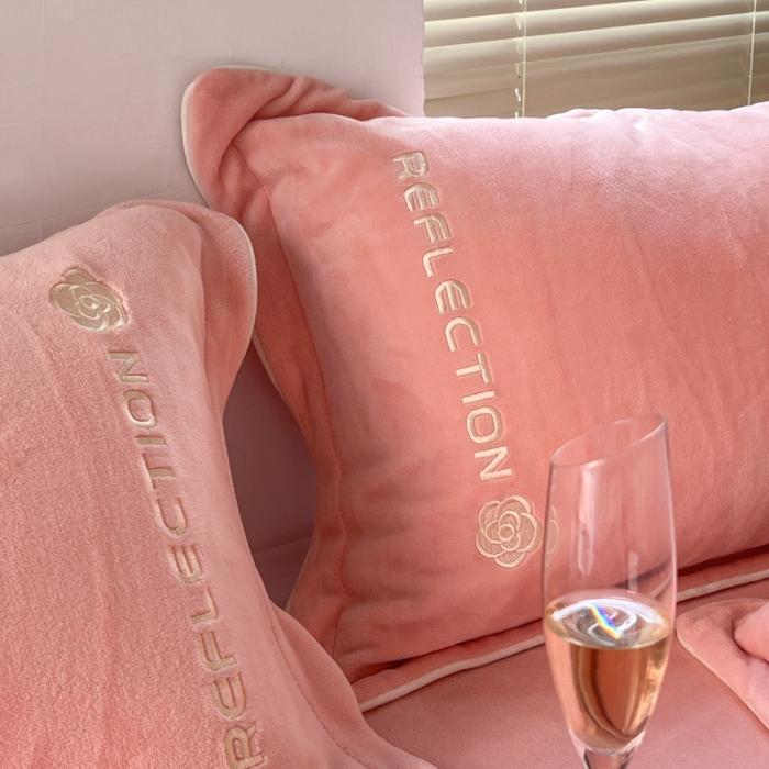 91家纺网 家纺一手货源 找家纺 安妮 2022新款高克重牛奶绒刺绣嵌绳四件套-罗缦 蜜桃粉