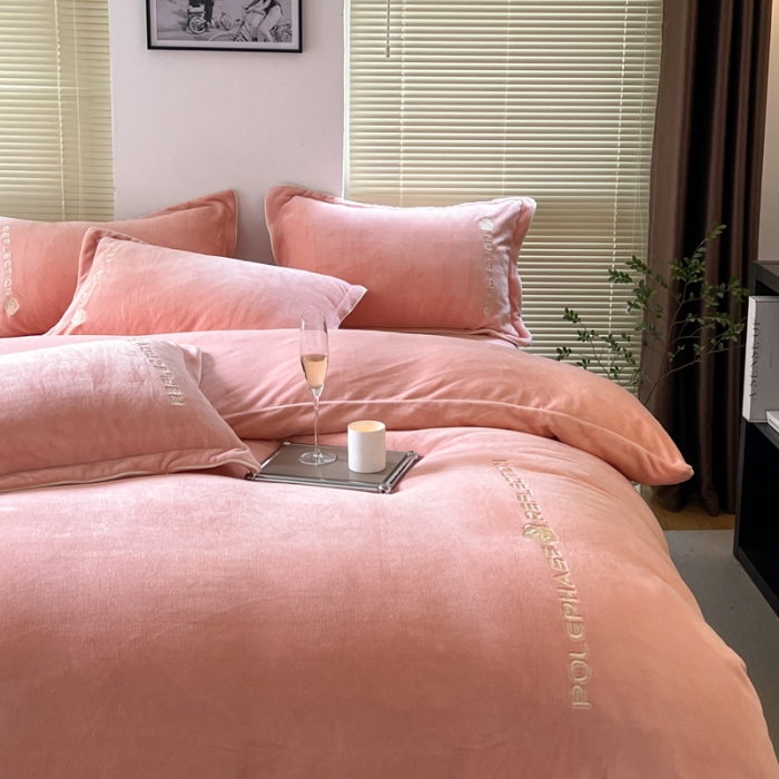 91家纺网 家纺一手货源 找家纺 安妮 2022新款高克重牛奶绒刺绣嵌绳四件套-罗缦 蜜桃粉