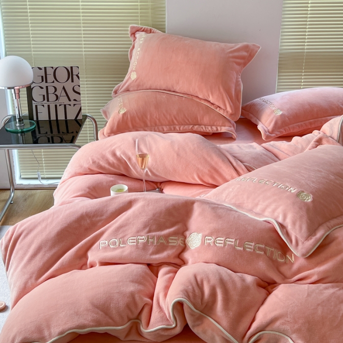 91家纺网 家纺一手货源 找家纺 安妮 2022新款高克重牛奶绒刺绣嵌绳四件套-罗缦 蜜桃粉