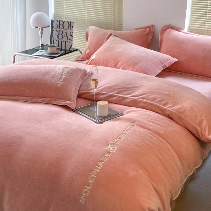 91家纺网 家纺一手货源 找家纺 安妮 2022新款高克重牛奶绒刺绣嵌绳四件套-罗缦 蜜桃粉