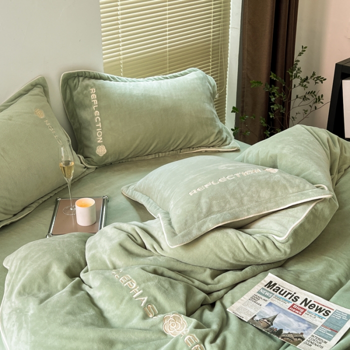 91家纺网 家纺一手货源 找家纺 安妮 2022新款高克重牛奶绒刺绣嵌绳四件套-罗缦 牛油果绿