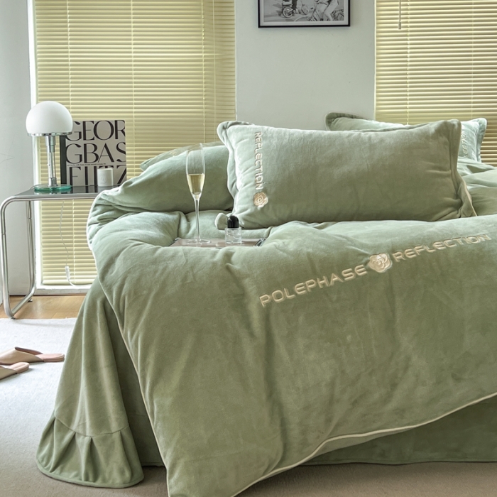 91家纺网 家纺一手货源 找家纺 安妮 2022新款高克重牛奶绒刺绣嵌绳四件套-罗缦 牛油果绿