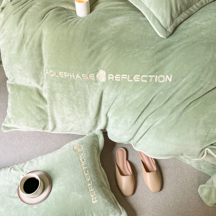 91家纺网 家纺一手货源 找家纺 安妮 2022新款高克重牛奶绒刺绣嵌绳四件套-罗缦 牛油果绿