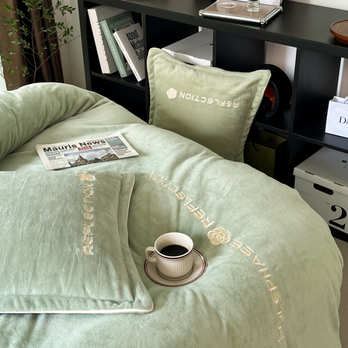 91家纺网 家纺一手货源 找家纺 安妮 2022新款高克重牛奶绒刺绣嵌绳四件套-罗缦 牛油果绿