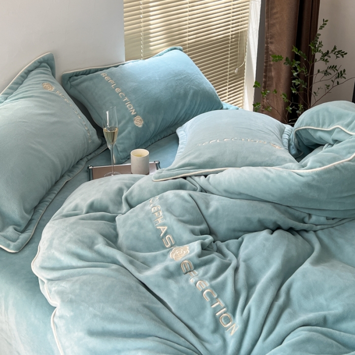 91家纺网 家纺一手货源 找家纺 安妮 2022新款高克重牛奶绒刺绣嵌绳四件套-罗缦 秋波兰