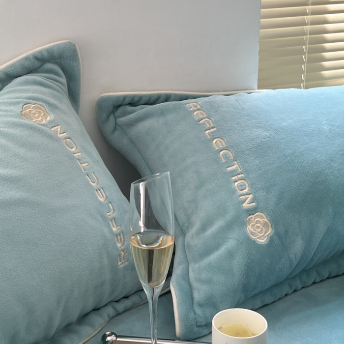 91家纺网 家纺一手货源 找家纺 安妮 2022新款高克重牛奶绒刺绣嵌绳四件套-罗缦 秋波兰