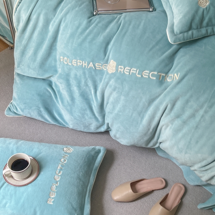 91家纺网 家纺一手货源 找家纺 安妮 2022新款高克重牛奶绒刺绣嵌绳四件套-罗缦 秋波兰