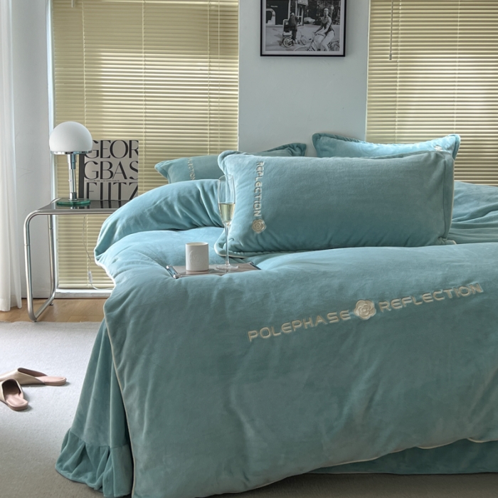 91家纺网 家纺一手货源 找家纺 安妮 2022新款高克重牛奶绒刺绣嵌绳四件套-罗缦 秋波兰