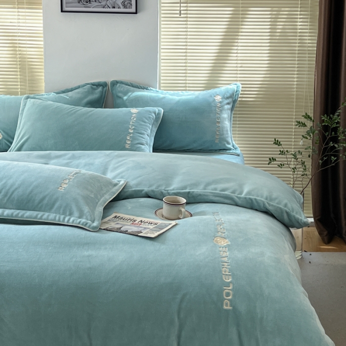 91家纺网 家纺一手货源 找家纺 安妮 2022新款高克重牛奶绒刺绣嵌绳四件套-罗缦 秋波兰