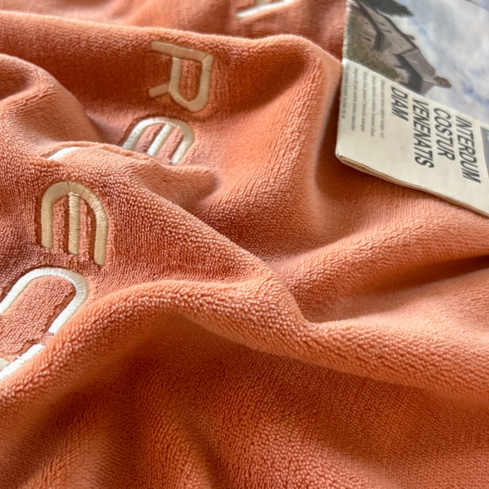 91家纺网 家纺一手货源 找家纺 安妮 2022新款高克重牛奶绒刺绣嵌绳四件套-罗缦 阳光橙