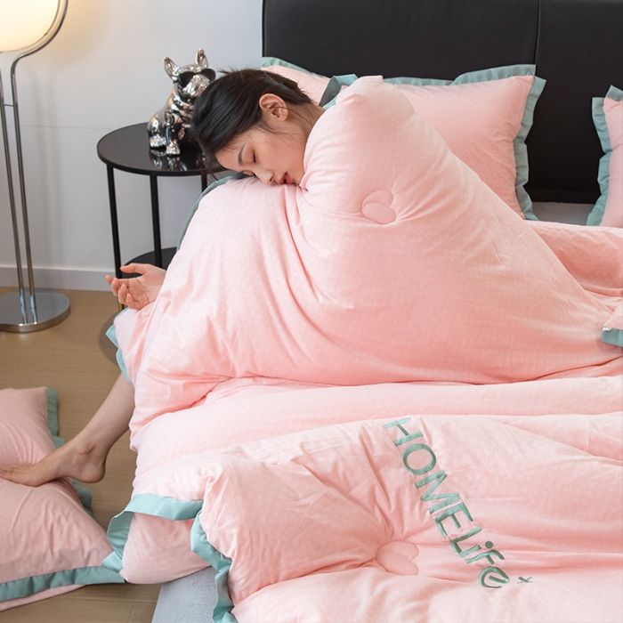 91家纺网 家纺一手货源 找家纺 全季直播A类大豆纤维暖棉绒提花冬被被子被芯 断角花边款豆沙粉