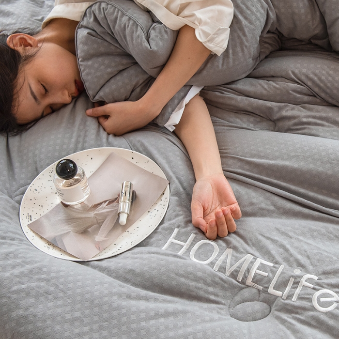 91家纺网 家纺一手货源 找家纺 全季直播A类大豆纤维暖棉绒提花冬被被子被芯 断角花边款绅旅灰