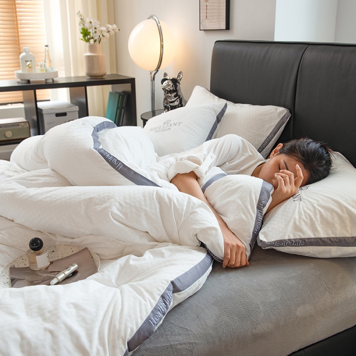 91家纺网 家纺一手货源 找家纺 全季直播A类大豆纤维暖棉绒提花冬被被子被芯 字母立体款烟慕灰