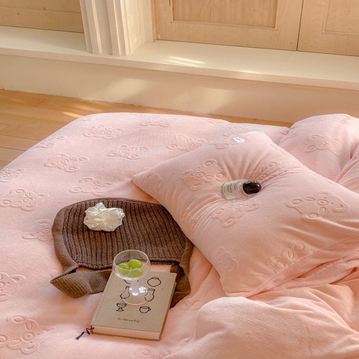 91家纺网 家纺一手货源 找家纺 （总）洋铭区 2022新款牛奶绒四件套小熊软糖