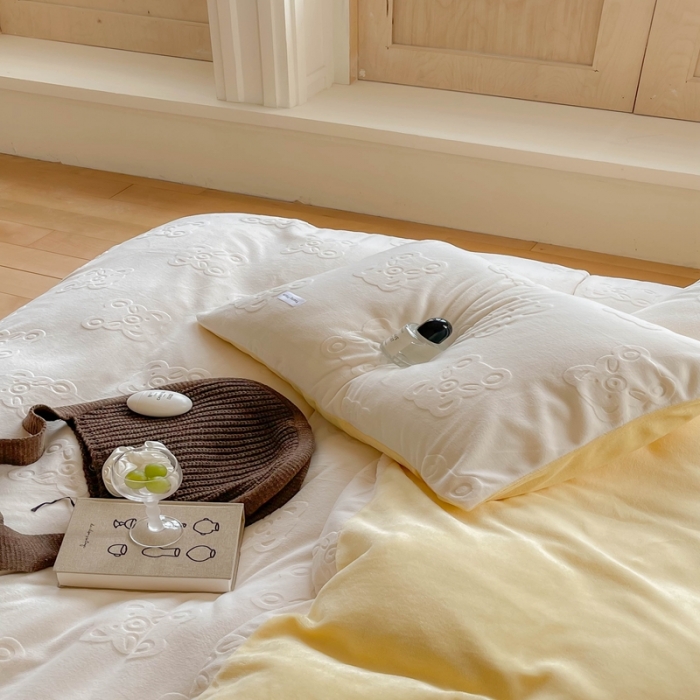 91家纺网 家纺一手货源 找家纺 洋铭区 2022新款牛奶绒四件套小熊软糖 小熊软糖奶白色