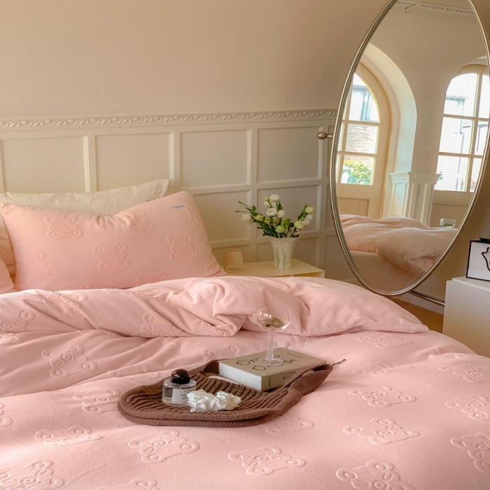 91家纺网 家纺一手货源 找家纺 洋铭区 2022新款牛奶绒四件套小熊软糖 小熊软糖奶粉色