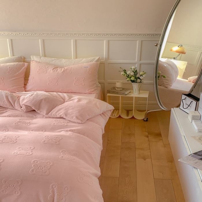 91家纺网 家纺一手货源 找家纺 洋铭区 2022新款牛奶绒四件套小熊软糖 小熊软糖奶粉色