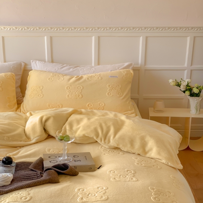 91家纺网 家纺一手货源 找家纺 洋铭区 2022新款牛奶绒四件套小熊软糖 小熊软糖奶黄色