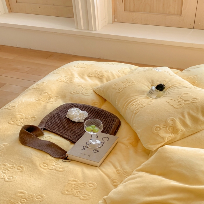 91家纺网 家纺一手货源 找家纺 洋铭区 2022新款牛奶绒四件套小熊软糖 小熊软糖奶黄色