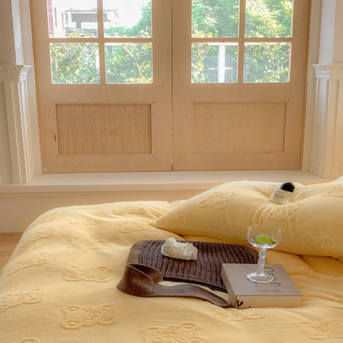 91家纺网 家纺一手货源 找家纺 洋铭区 2022新款牛奶绒四件套小熊软糖 小熊软糖奶黄色