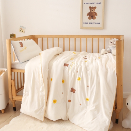 91家纺网 家纺一手货源 找家纺 A类水洗棉磨毛幼儿园大豆儿童春秋被芯宝宝午睡被子花朵小熊-白
