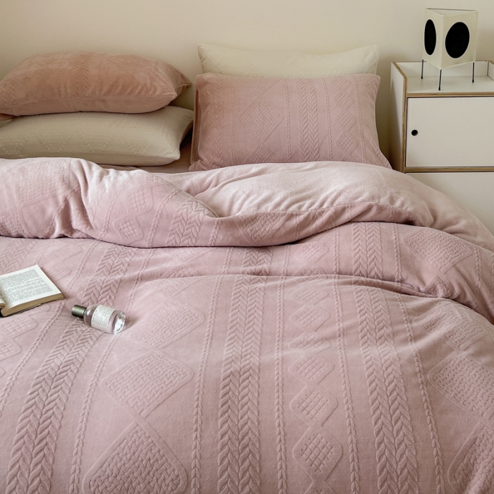 91家纺网 家纺一手货源 找家纺 总怡家居2022新款雕花绒高克重牛奶绒四件套