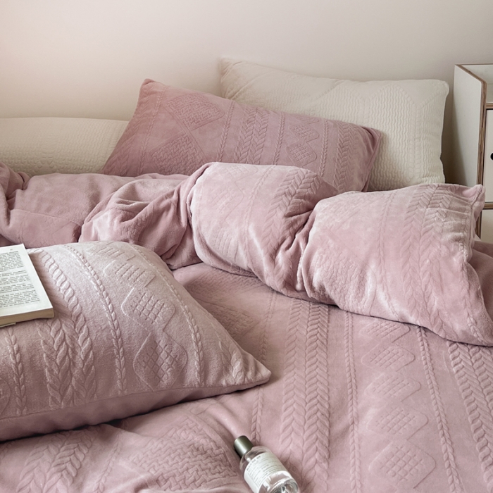 91家纺网 家纺一手货源 找家纺 总怡家居2022新款雕花绒高克重牛奶绒四件套