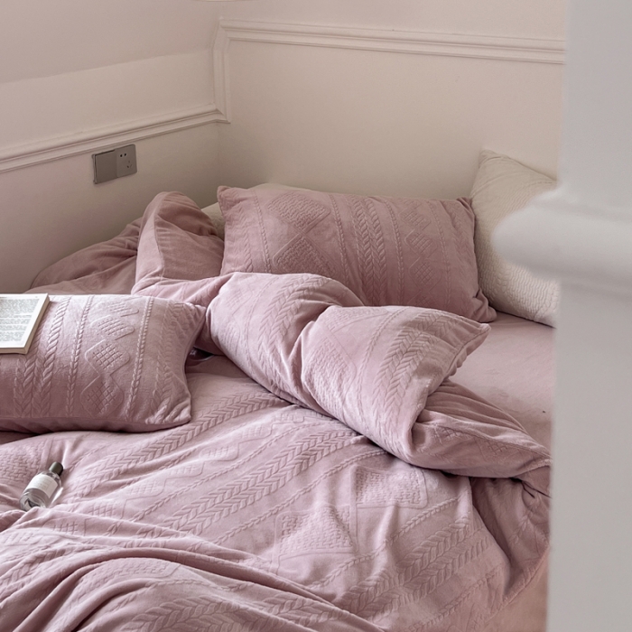 91家纺网 家纺一手货源 找家纺 怡家居2022新款雕花绒高克重牛奶绒四件套 凡希-豆沙