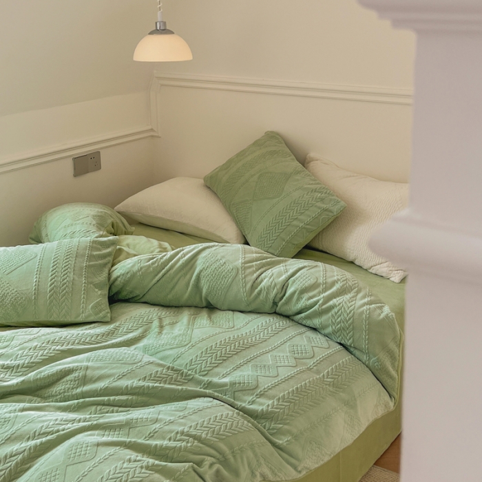 91家纺网 家纺一手货源 找家纺 怡家居2022新款雕花绒高克重牛奶绒四件套 凡希-抹茶绿