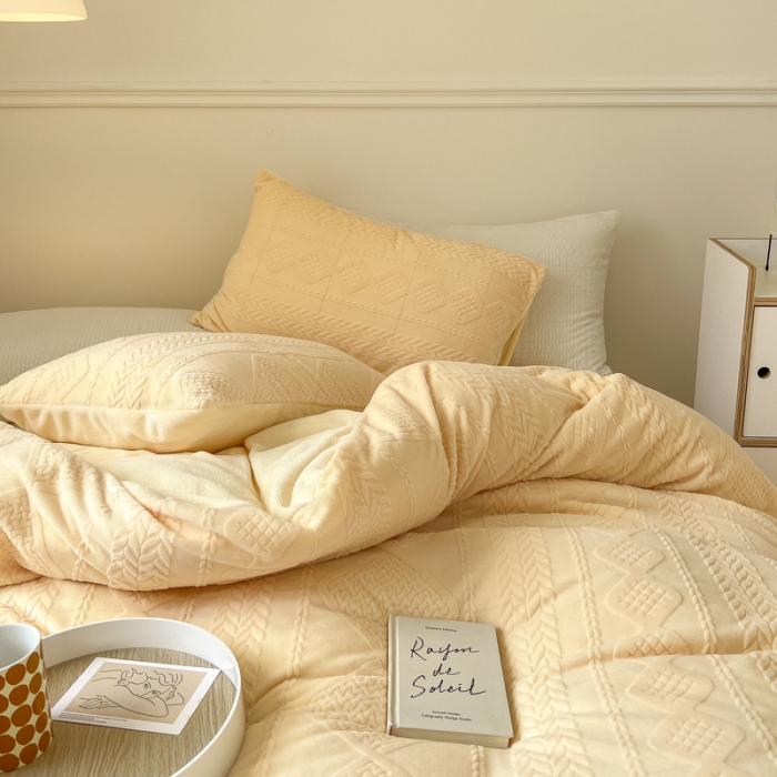 91家纺网 家纺一手货源 找家纺 怡家居2022新款雕花绒高克重牛奶绒四件套 凡希-浅黄