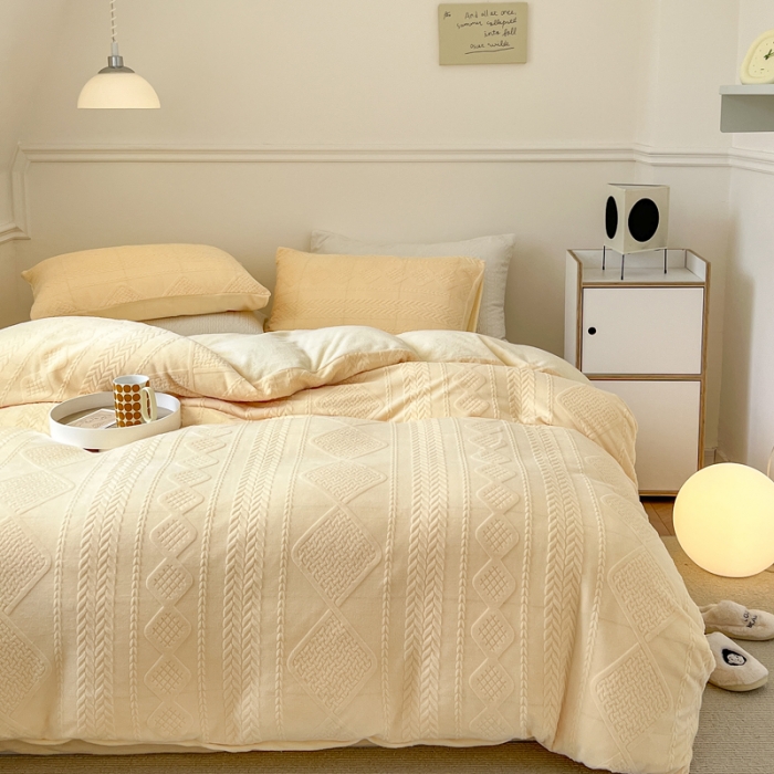 91家纺网 家纺一手货源 找家纺 怡家居2022新款雕花绒高克重牛奶绒四件套 凡希-浅黄