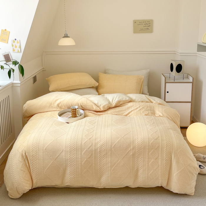 91家纺网 家纺一手货源 找家纺 怡家居2022新款雕花绒高克重牛奶绒四件套 凡希-浅黄