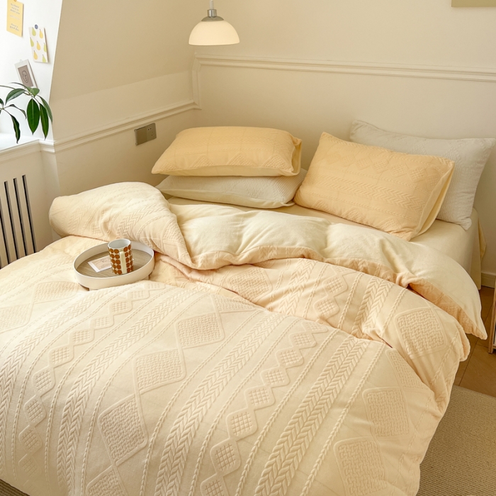 91家纺网 家纺一手货源 找家纺 怡家居2022新款雕花绒高克重牛奶绒四件套 凡希-浅黄