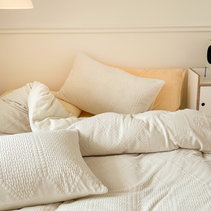 91家纺网 家纺一手货源 找家纺 怡家居2022新款雕花绒高克重牛奶绒四件套 凡希-象牙白